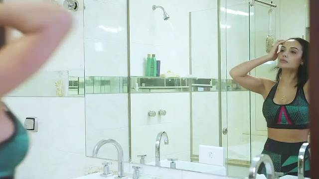 正准备洗澡的女主惨遭绑架