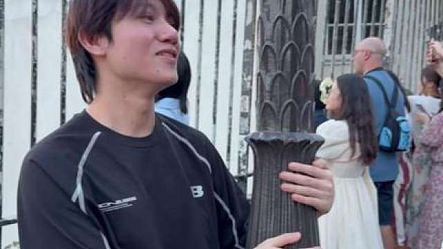 在巴黎追日落的天...哥俩完全是小孩！
