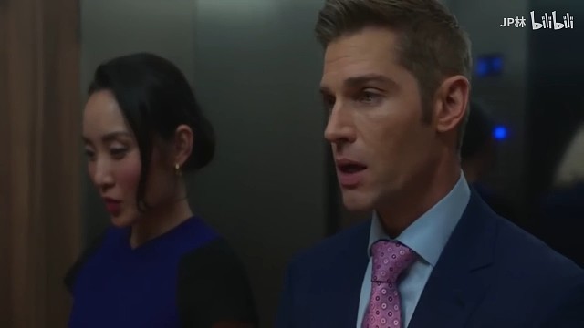 【热恋男女】电梯里激情热吻让人脸红