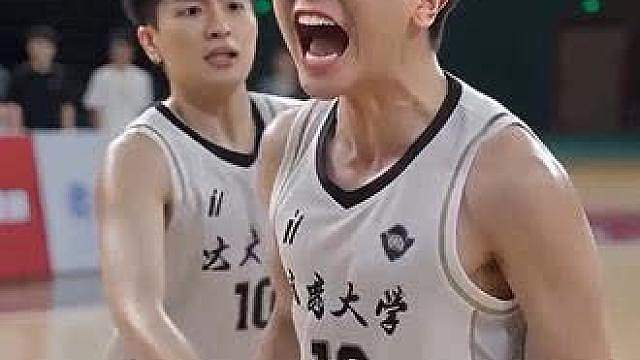 又挨踹了