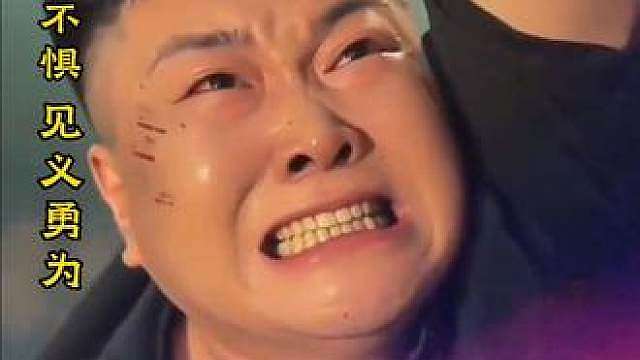 小伙临危不惧，见义勇为，悬崖上的勇士