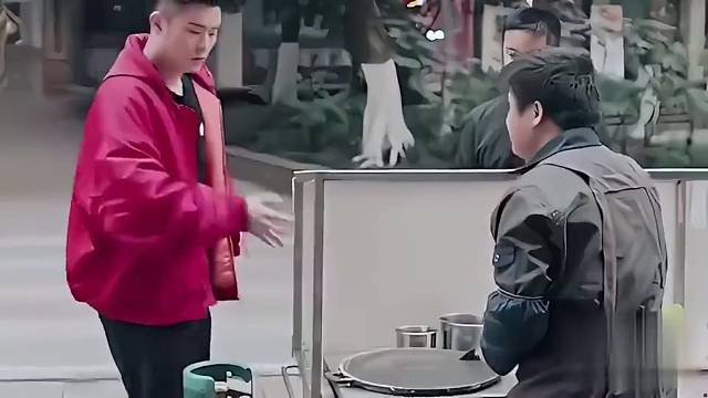 碰瓷的见多了，煎饼摊上碰瓷头一回见