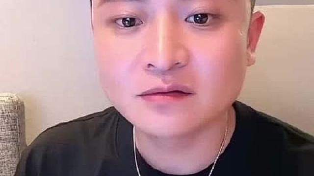 二子爷曝牌牌琦带五个保镖打童锦程细节，称牌牌琦和童锦程一起去酒吧玩，​​结果因为女生争吵了起来，​​