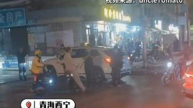 这就是“国服孙策”的开团，外卖小哥骑车绕后制止持刀男子，美团已申报“先锋骑手”称号，发放5000元奖