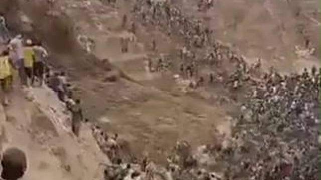 中非共和国金矿滑坡超百人遇难，滑坡体涌向人群画面曝光