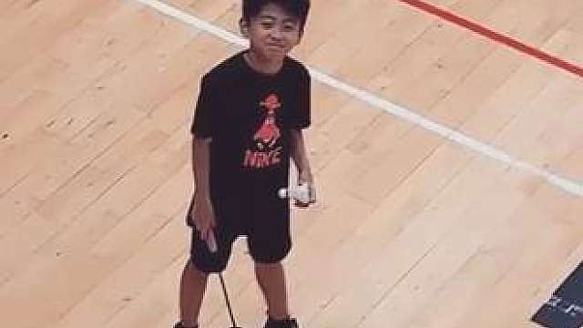 妈咪每周都会过来陪伴儿子打羽毛球，弟弟Quintus坚持打球，活力满满。用心陪伴孩子成长，满满的母爱。