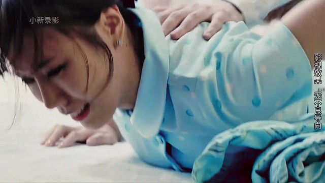 院长要用后门插入法，来惩罚小护士，
