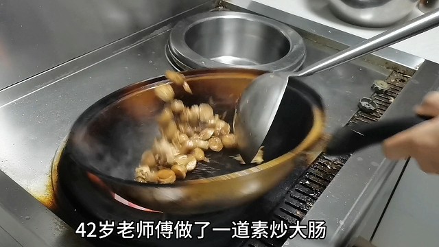 42岁老师傅做个素炒大肠，工资比老员工多2000，众人不服气
