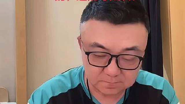 董路逐帧分析国安丢球，怒喷左后卫的防守选择：“他把中间让出来了去堵边路”，完全是反常规操作。董路连连