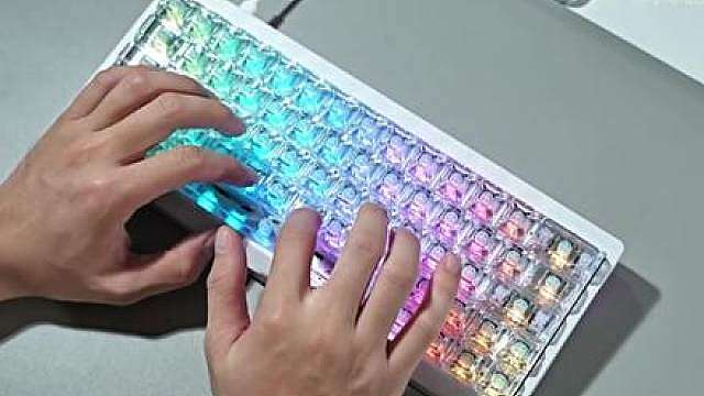 学生党挑选键盘，既想要出色手感和强悍性能，那么无砚象限SF60钻石版不妨看一看。千元级硬件配置，价格才百元内。