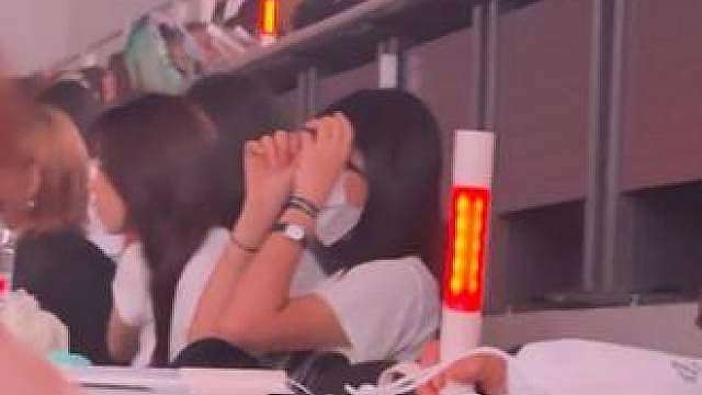 妹妹带了同学来看哥哥