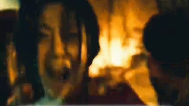 女人无助的眼神看着狠心的丈夫