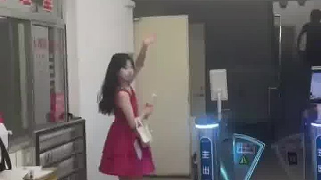 男生记录下和女友分开的每一次，女生手上从来没有空过。  -
