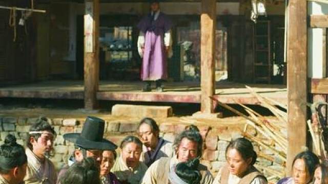 丧尸来袭，村民们拿着锄头不敢动弹