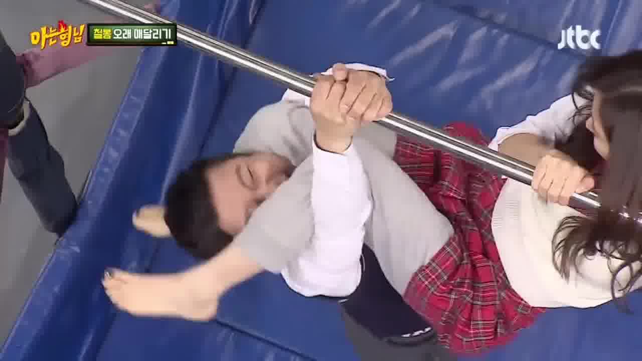 这招锁喉太狠，男主当场咬到舌头