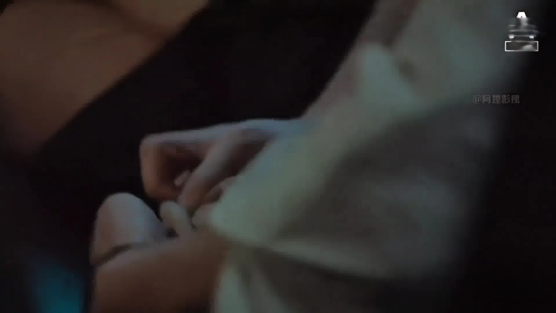 女大学生等车时，却遭到了坏人盯上
