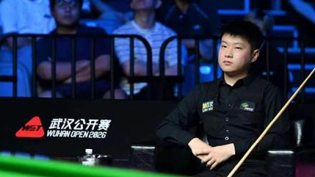赵心童5-1尼尔罗伯逊晋级四强并登顶世界第一！ 刚刚结束的斯诺克武汉公开赛1/4决赛，赵心童5-1战胜尼尔.罗伯逊晋级四强并登顶世界第一！恭喜赵心童是继丁俊晖之后第二位登顶世界第一的中国球员！半决赛将迎战向武汉三连冠冲击的肖果冻，中国德比，各位加油！