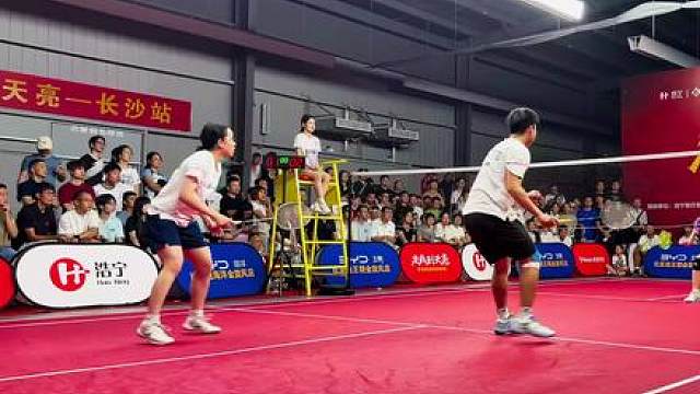 “双雄合击惊尘寰，两拍横飞破险关”
