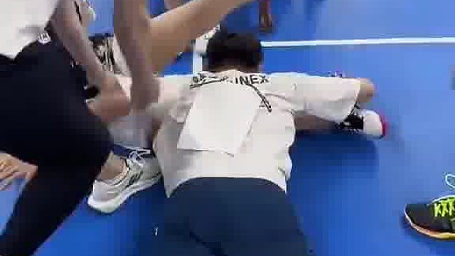 为什么他的头不能往右偏转？