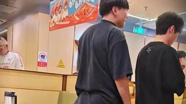 粉丝线下真实烟总！抱怨加不上微信好友