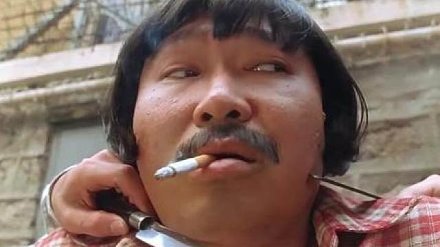 男人刚偷来几只鸡，不料就被人给打劫