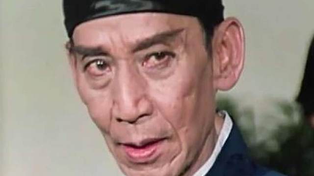 杀手伪装成裁缝想要暗杀黄飞鸿，不料他这是自他苦吃