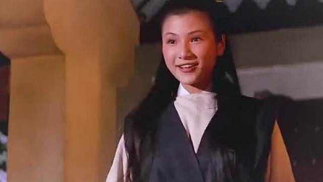 姑娘在练习八卦步时，被黑衣人偷看下一秒就偷走了他们的宝剑