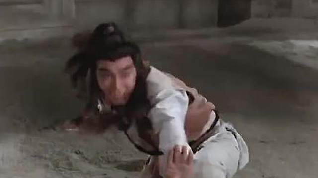 小伙想将罪恶的方丈绳之以法，不料却遭到寺庙的和尚阻止