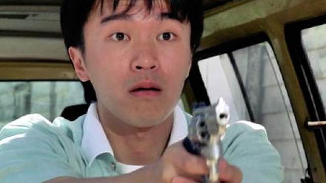 星爷遭到小混混们的围堵，仅是一枪就将他们全部撂倒