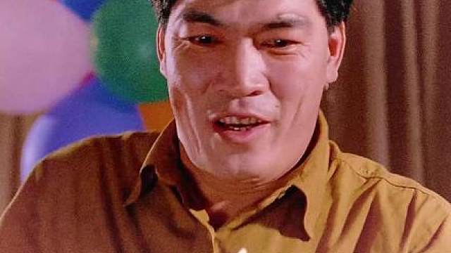 大傻哥已逝变成了鬼，不知情的众人还在给他过生日