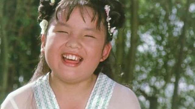 一群小男孩跟女孩比武，不却被对方打的满地找牙