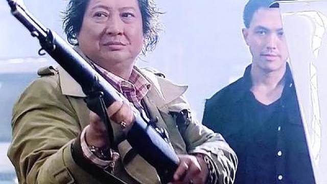 小弟想劝老大换掉他的老爷枪，下一秒就被啪啪打脸