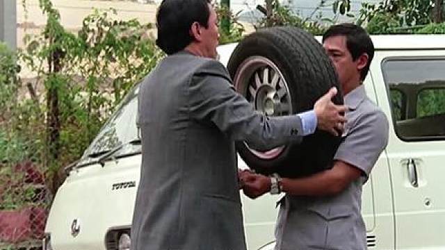 老六想要偷汽车轮胎，不料被警官当场逮捕