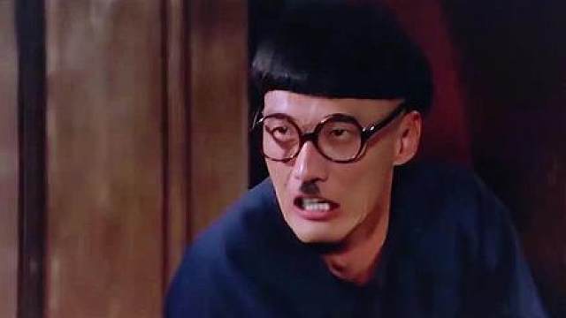 男人吃生鸡蛋还不吐壳，这可把光头佬给看傻眼了