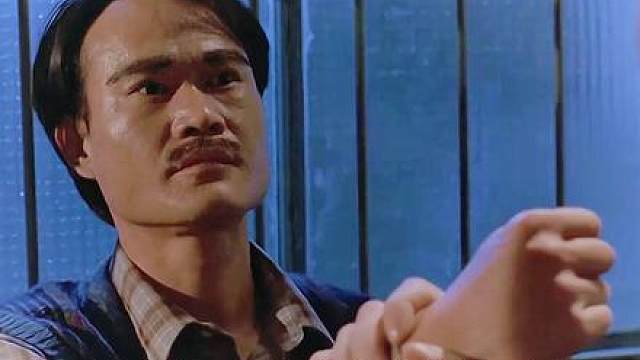 恶鬼想要找英叔麻烦，不料却被一个白色大内裤给制服