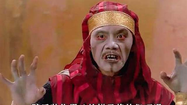 小伙为了躲避僵尸，竟假扮成他的同类