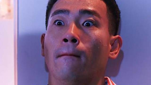 恶霸为了从姑娘口中得知钻石的下落，竟直接拿出电钻威胁