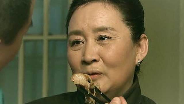 大妈为了送这群鬼子下地狱，直接以身试毒