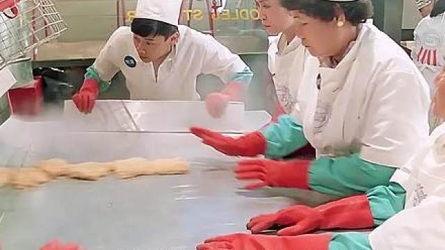 黑心老板为了加快工人们干活的速度，竟直接将机器拧到地