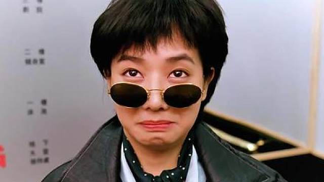 老六为了整蛊小伙，竟故意的去摸美女的屁股