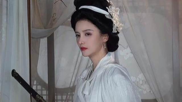 “遥想公瑾当年，小乔初嫁了…”