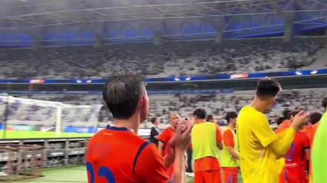 泰山3-2申花赛后谢场