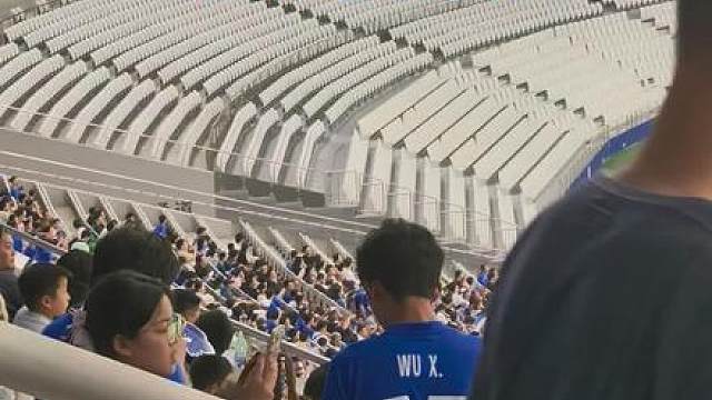 第一次因为客队球迷的举动泪目了，不管这横幅是不是举给申花球迷看的，我都看进去了，感谢山东的兄弟们！一起共勉！Neve lose zhe heart of champions!