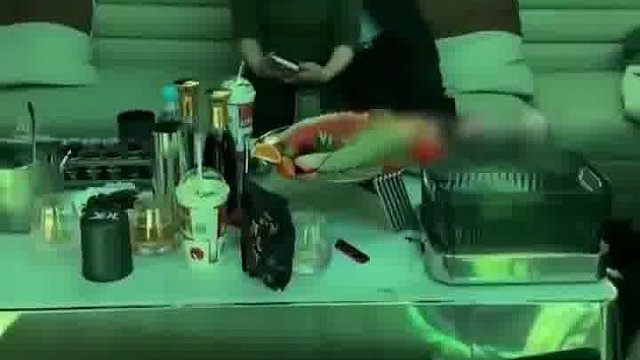 实拍富婆的夜店生活，吃喝玩乐都有人伺候，这快乐一般人不懂 啊  -