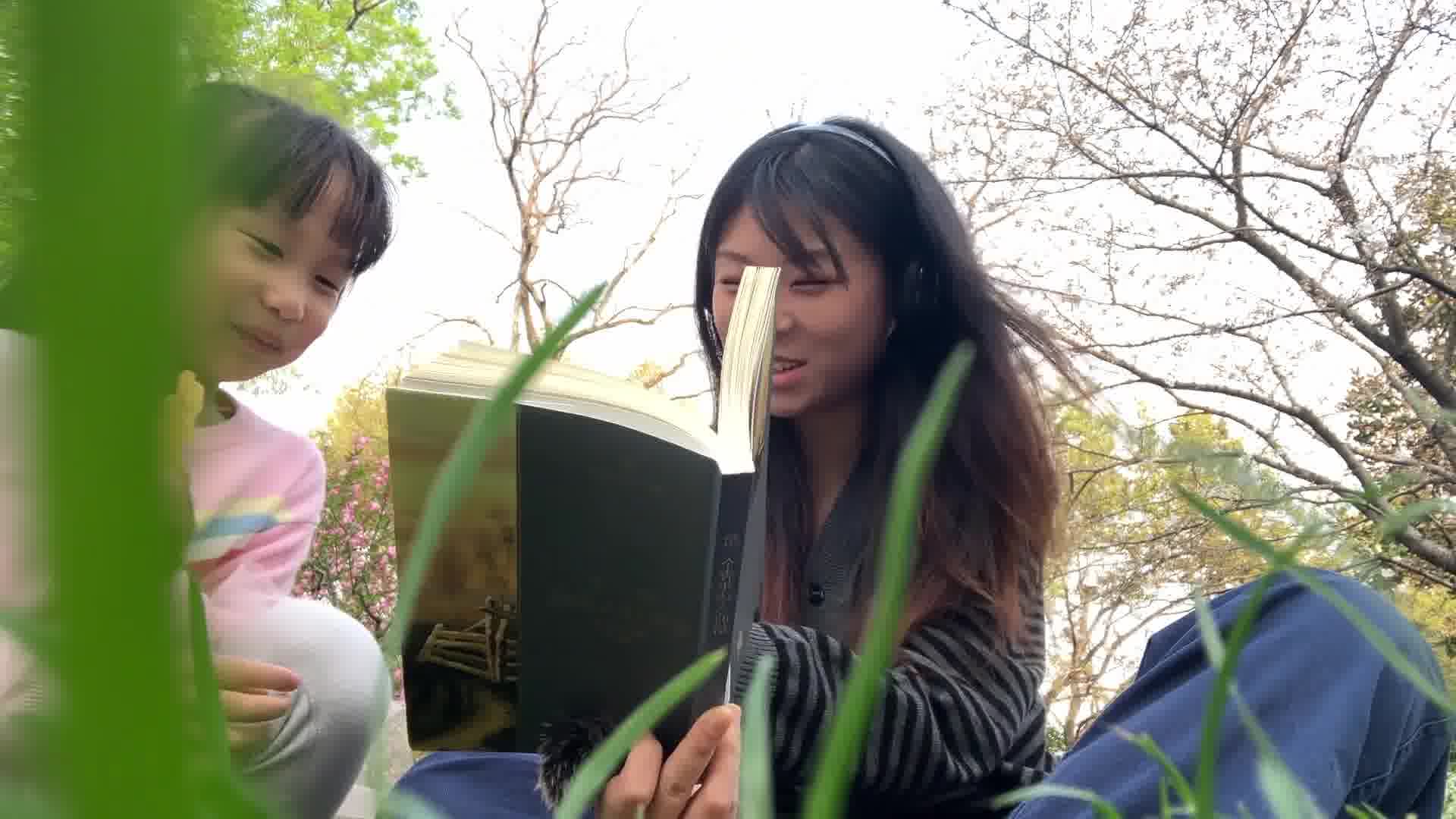 在植物园读《给青年诗人的信》 今年三月在上海植物园读《给青年诗人的信》，一个小女孩凑近来问我在干嘛，