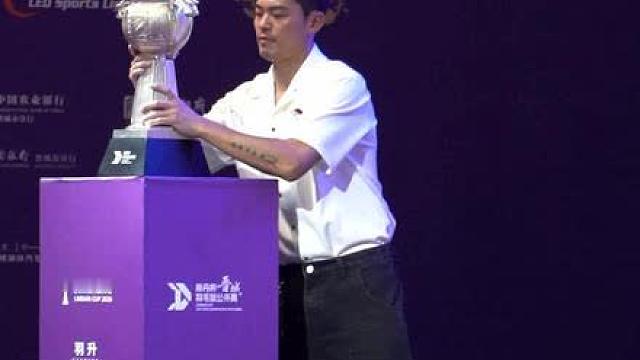 荣耀时刻！詹俊为加冕林丹杯五冠王