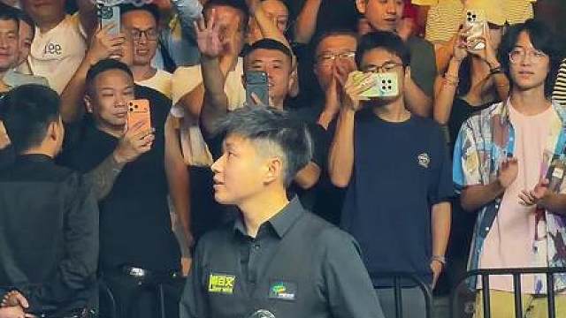 为登顶世界第一的赵心童鼓掌，亚军捧杯，黑马常冰玉10-7战胜世界第一赵心童夺得斯诺克武汉公开赛冠军