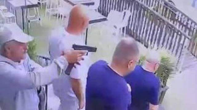 以色列黑手党头目当街遭枪杀，监控拍下暗杀全程