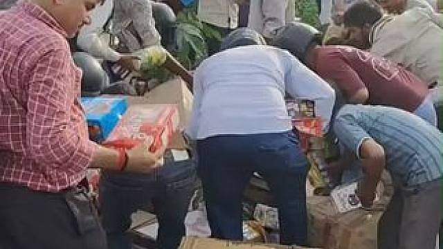 印度民众疯抢过期巧克力，垃圾堆变抢购现场，网友锐评：这是贫穷的真相