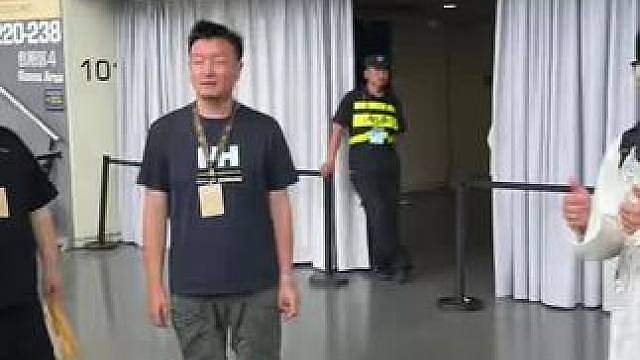 DOTA2主持人bbc被女粉丝包围合影 今年的ti结束了。
很高兴又一次在现场参与了分析台的工作。